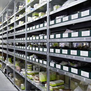 Kontrola stanu technicznego regałów magazynowych